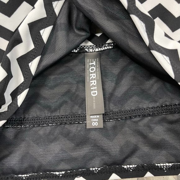Torrid Bikini Swimsuit Top 00 Medium Large Chevron Black White Adjustable Straps - Picture 4 of 7